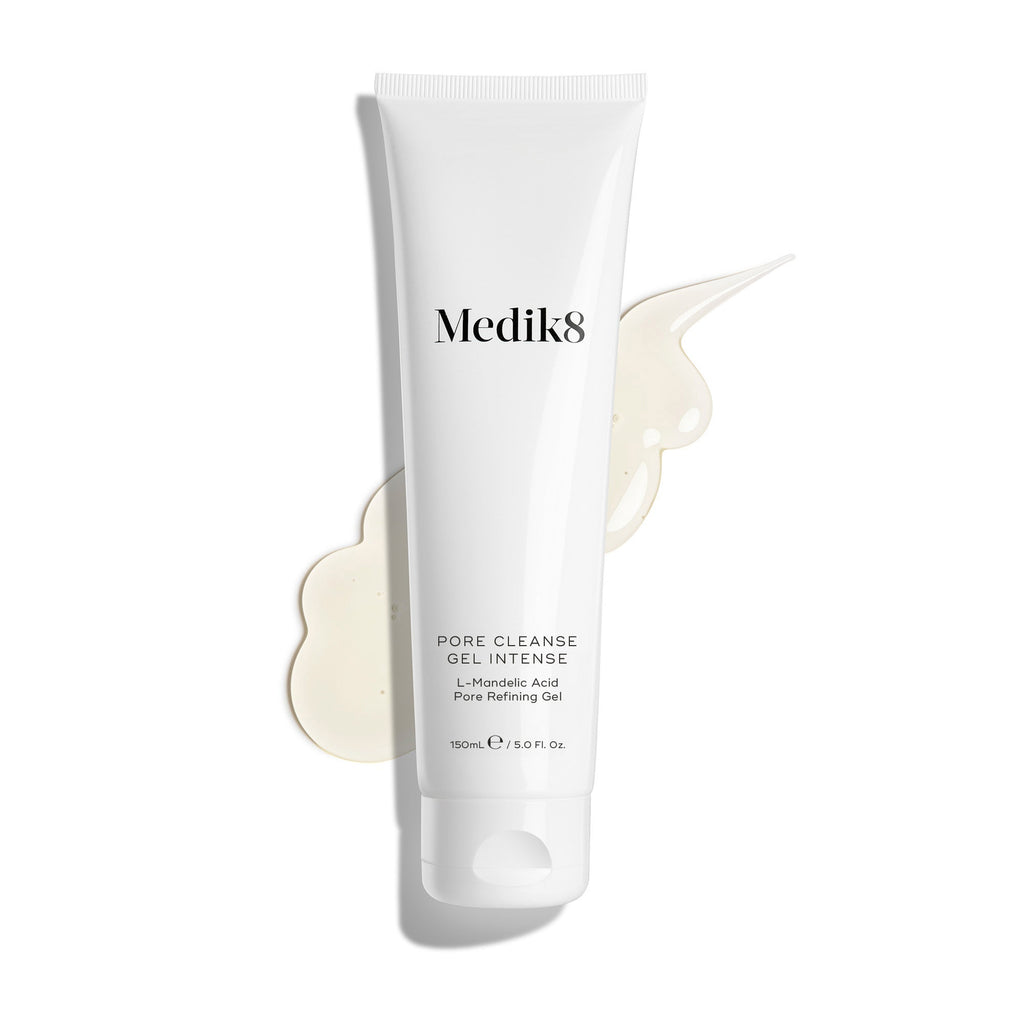 Tubo di Medik8 Pore Cleanse Gel Intense su uno sfondo bianco con una striscia di gel traslucido. Il testo lo identifica come L-Mandelic Acid Pore Refining Gel da 150 mL.