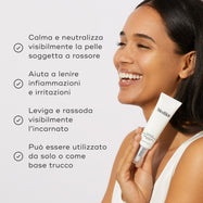 Donna che tiene un tubo di Calmwise Colour Correct. L’immagine elenca quattro benefici con segno di spunta: calma visibilmente e neutralizza la pelle soggetta a rossore, aiuta a lenire infiammazioni e irritazioni, leviga e rassoda visibilmente l’incarnato, può essere utilizzato da solo o sotto il trucco.