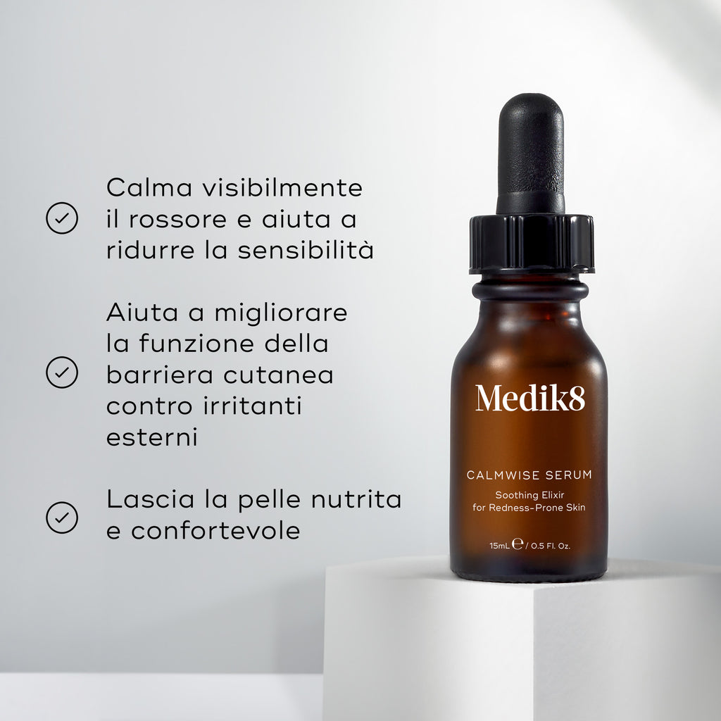 Flacone in vetro marrone di Calmwise Serum in primo piano. L’immagine elenca tre benefici con segno di spunta: calma visibilmente i rossori e aiuta a ridurre la sensibilità, migliora la funzione della barriera cutanea contro gli agenti irritanti esterni, lascia la pelle nutrita e confortevole.