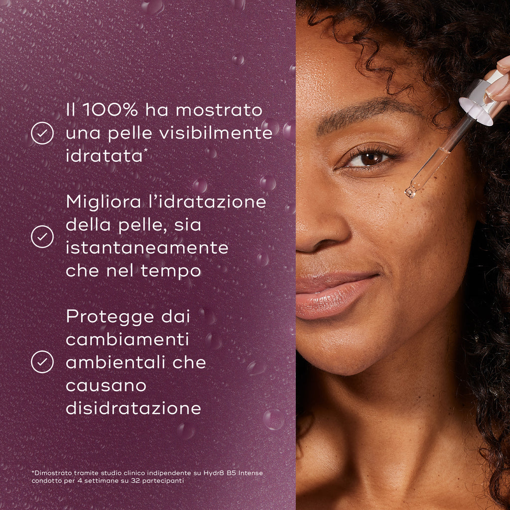 Immagine a schermo diviso che mostra una modella mentre applica il siero con una pipetta, affiancata da un elenco di benefici su uno sfondo viola testurizzato. Il testo indica che il 100% ha mostrato pelle visibilmente idratata, migliora l’idratazione cutanea sia immediatamente sia nel tempo, e protegge dai cambiamenti ambientali che causano disidratazione.