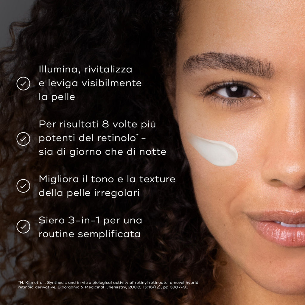 Viso di una donna mostrato con una piccola quantità di crema bianca sulla guancia. L’immagine elenca quattro benefici con segno di spunta: illumina, rivitalizza e leviga visibilmente la pelle; per risultati 8 volte più efficaci del retinolo* – sia giorno sia notte; migliora il tono e la texture irregolari della pelle; siero 3-in-1 per una routine semplificata.