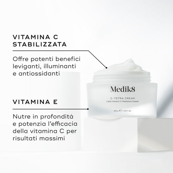 Barattolo aperto di crema Medik8 C-Tetra esposto su un blocco di pietra bianca su uno sfondo bianco pulito. L’immagine mostra due ingredienti chiave e i loro benefici: VITAMINA C STABILIZZATA offre potenti benefici leviganti, illuminanti e antiossidanti, VITAMINA E nutre in profondità e potenzia l’efficacia della vitamina C per risultati massimi.-hover-9