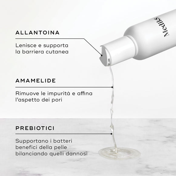 Dal flacone del Daily Refresh Balancing Toner scorre del liquido. Il testo evidenzia l’Allantoina per lenire, l’Amamelide per affinare i pori e i Prebiotici per bilanciare i batteri della pelle.-hover-14