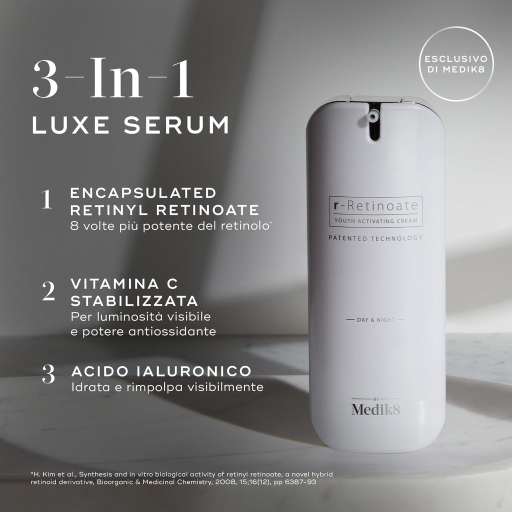 Flacone del siero lussuoso 3-in-1 Medik8 r-Retinoate con dettagli del prodotto su uno sfondo grigio.