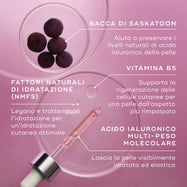 Primo piano degli ingredienti chiave di Medik8 Hydr8 B5 Intense mostrati su uno sfondo viola con piastre di Petri e una pipetta. Il testo identifica Saskatoon Berry per aiutare a preservare i livelli naturali di acido ialuronico, Vitamina B5 per supportare la rigenerazione delle cellule cutanee, Fattori Naturali di Idratazione (NMF) per legare e trattenere l’umidità, e Acido Ialuronico Multi-Peso per lasciare la pelle visibilmente idratata e morbida.