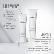 Tubo di Pore Cleanse Gel Intense accanto a un tubo di Surface Radiance Cleanse. Il testo evidenzia il gel per ridurre lucentezza e pori, mentre il detergente leviga la pelle e affronta i segni dell’invecchiamento.
