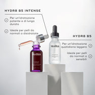 Confronto tra i flaconi con pipetta di Medik8 Hydr8 B5 Intense e Hydr8 B5 posizionati su blocchi bianchi. Il testo per Hydr8 B5 Intense indica che fornisce un’idratazione potenziata e duratura per pelli normali o disidratate. Il testo per Hydr8 B5 lo descrive come idratazione leggera quotidiana, ideale per pelli normali o sensibili.
