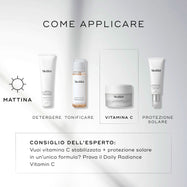 Guida Medik8 al layering intitolata COME FARE STRATI su uno sfondo bianco pulito con raggi di luce morbida. Un’icona del sole AM indica una routine mattutina in quattro fasi, con il terzo passaggio evidenziato in un riquadro tratteggiato: DETERGERE con il tubo Medik8 Surface Radiance Cleanse, TONIFICARE con il flacone Medik8 Press & Glow, VITAMINA C con il barattolo Medik8 C-Tetra Cream, PROTEZIONE SOLARE con il tubo Medik8 Advanced Day Ultimate Protect.