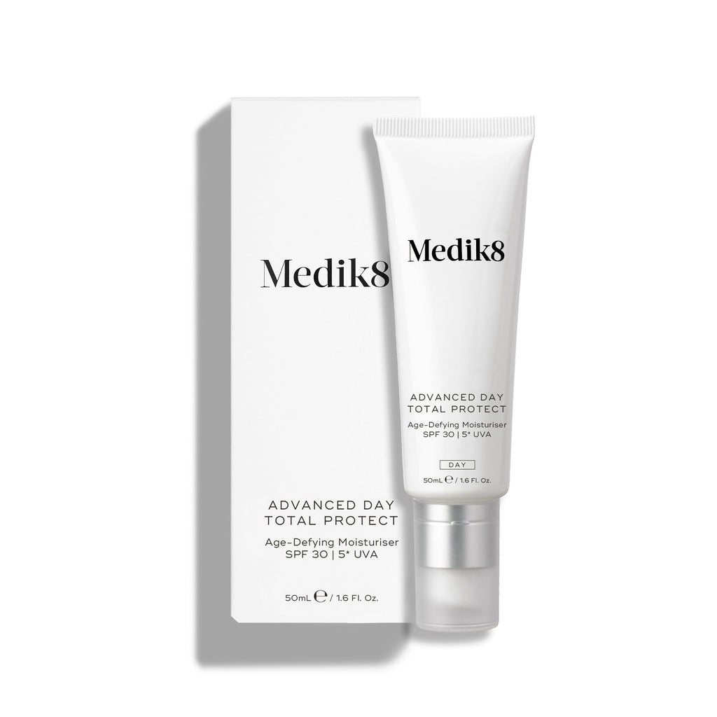 Prodotto skincare Medik8 con confezione su sfondo bianco.