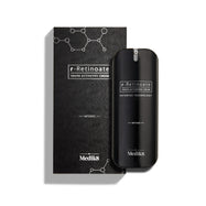 Flacone di Medik8 r-Retinoate Intense Youth Activating Cream accanto alla sua confezione esterna nera, che presenta grafici di strutture chimiche esagonali bianche e un motivo ondulato testurizzato.