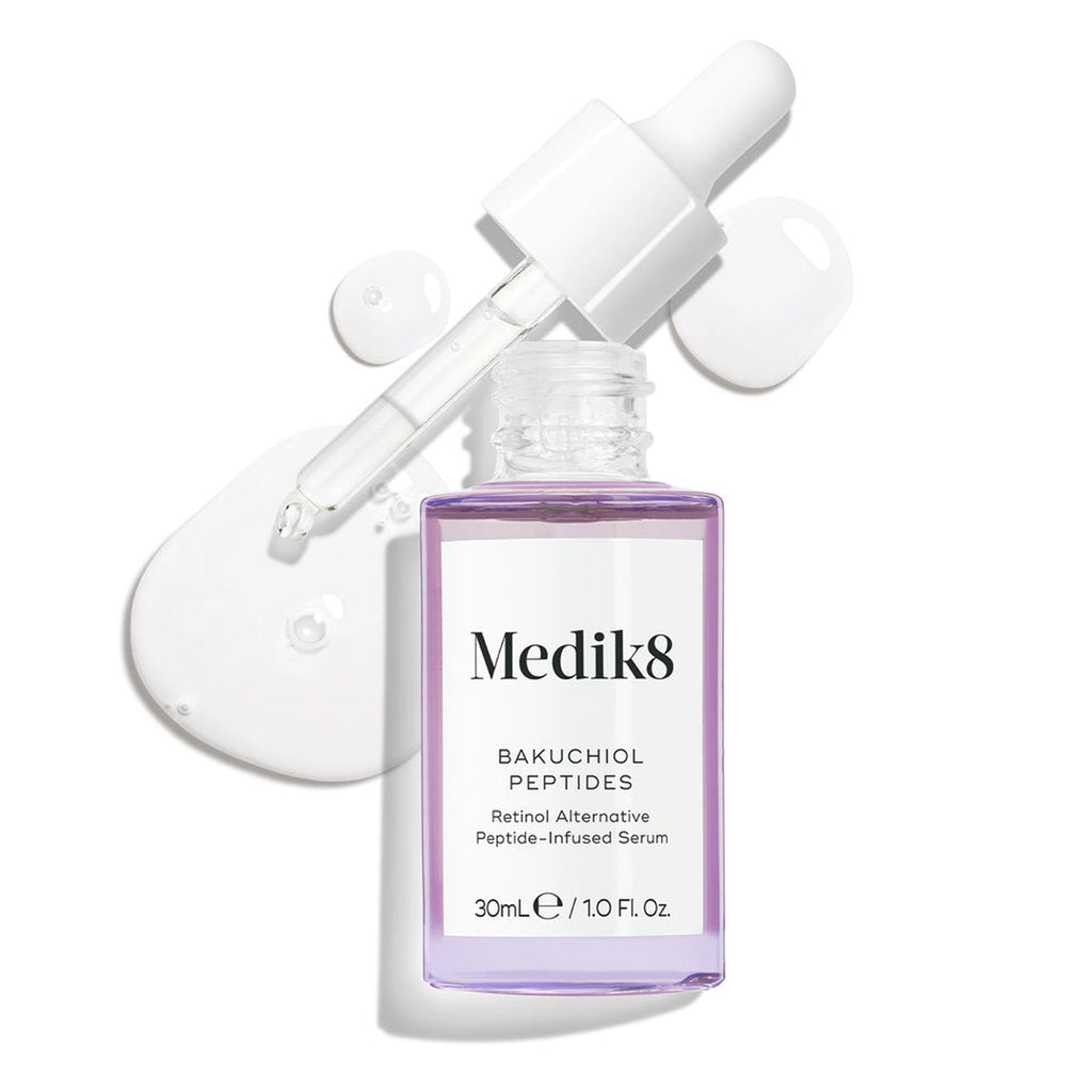 Un flacone in vetro viola con contagocce del siero Bakuchiol Peptides, con il contagocce rimosso. Una spirale del siero viola è mostrata accanto, evidenziandone la texture.