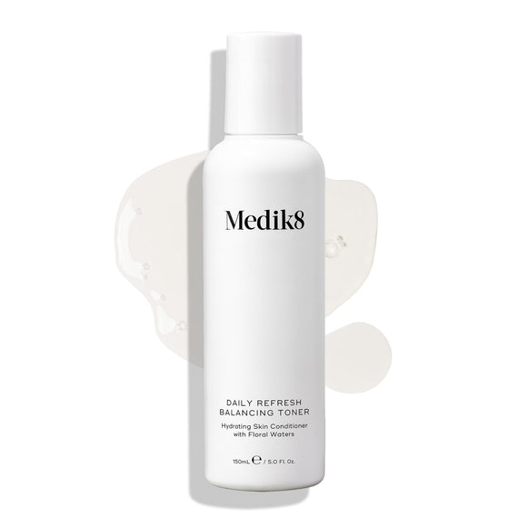 Flacone di tonico Medik8 Daily Refresh Balancing Toner su uno sfondo bianco con una fuoriuscita di liquido trasparente. Il testo lo identifica come Hydrating Skin Conditioner con acque floreali da 150 mL.-14