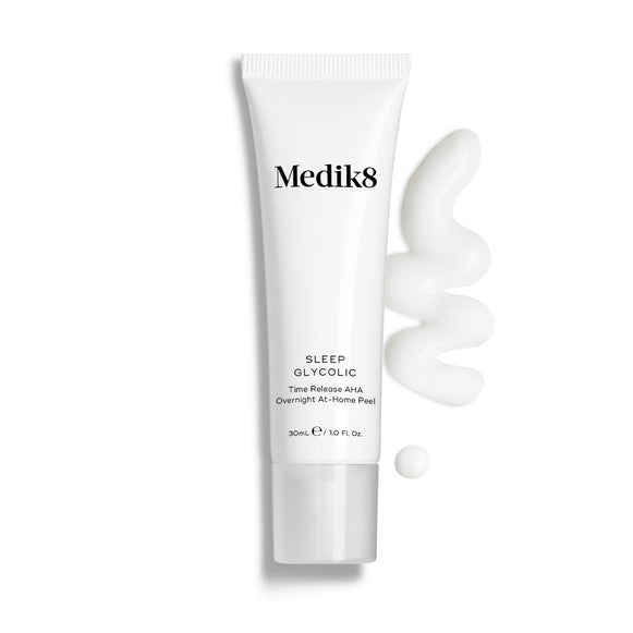 Medik8 Sleep Glycolic – Tube vor einem sauberen weißen Hintergrund mit einer wellenförmigen Swirl-Spur und einem kleinen Tropfen weißer Creme. Text beschreibt das Produkt als Time Release AHA Overnight At-Home Peel in 30 mL.-7