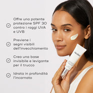 Donna che applica una crema Medik8 con dettagli sui benefici del prodotto su sfondo grigio chiaro