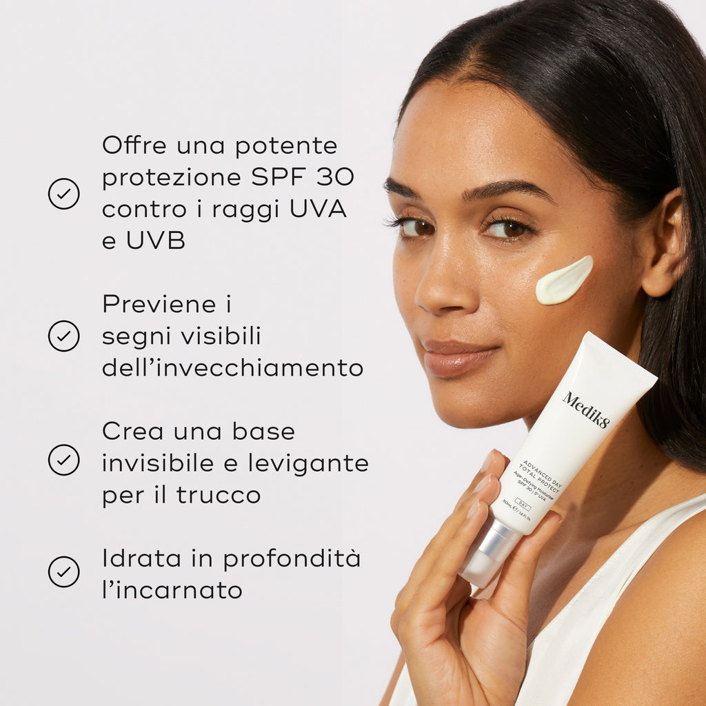 Donna che applica una crema Medik8 con dettagli sui benefici del prodotto su sfondo grigio chiaro