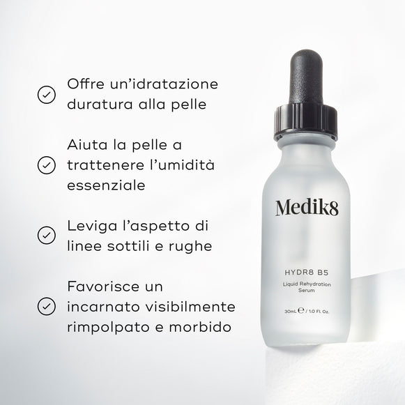 Il flacone di siero Medik8 Hydr8 B5 è posizionato su un piedistallo bianco contro uno sfondo bianco luminoso. Il testo evidenzia che il prodotto Offre un’idratazione cutanea a lunga durata, Aiuta la pelle a trattenere l’idratazione essenziale, Attenua l’aspetto di linee sottili e rughe, e Promuove un incarnato visibilmente più rimpolpato ed elastico.-hover-27