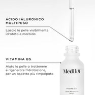 Flacone di siero Medik8 Hydr8 B5 su sfondo bianco pulito, con una pozza di liquido trasparente e goccioline visibili, e il contagocce appoggiato sopra. Il testo identifica il prodotto come un Siero Liquido Reidratante da 30 ml.