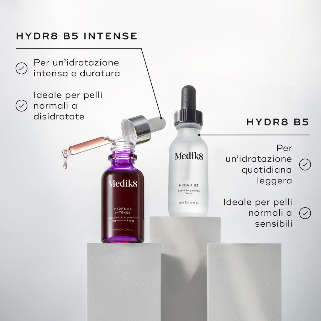 I flaconi di siero Medik8 Hydr8 B5 Intense e Hydr8 B5 sono posizionati su piedistalli bianchi contro uno sfondo luminoso e pulito. Il testo elenca i benefici per HYDR8 B5 INTENSE come Per un’idratazione potenziata e a lunga durata e Ideale per pelli da normali a disidratate. I benefici per HYDR8 B5 includono Per un’idratazione quotidiana leggera e Ideale per pelli da normali a sensibili.