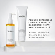 Il flacone di Lipid-Balance Cleansing Oil è posizionato accanto a un tubo di Surface Radiance Cleanse. Il testo consiglia di abbinarli per una detersione completa seguita da benefici mirati per aumentare la luminosità.