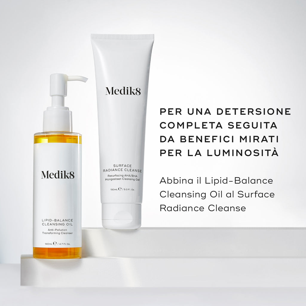 Il flacone di Lipid-Balance Cleansing Oil è posizionato accanto a un tubo di Surface Radiance Cleanse. Il testo consiglia di abbinarli per una detersione completa seguita da benefici mirati per aumentare la luminosità.