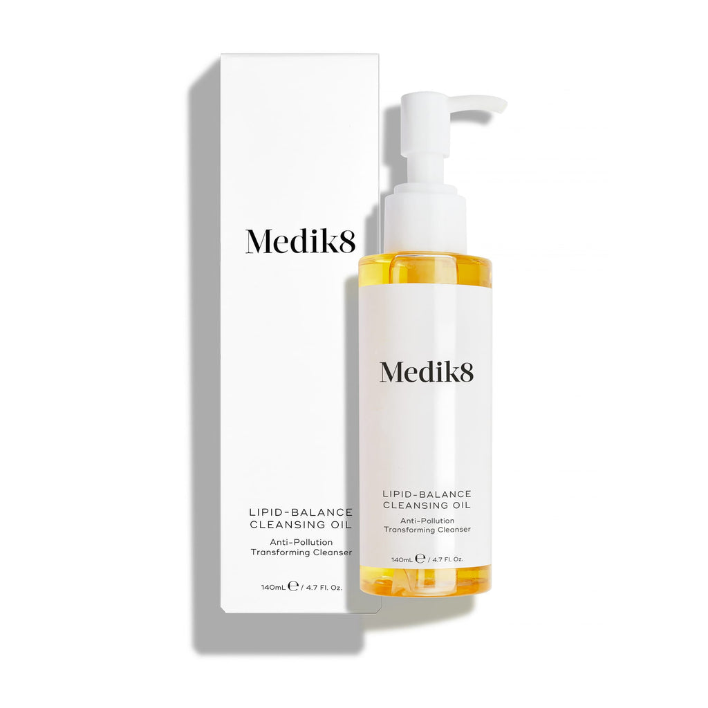 Il flacone di Medik8 Lipid-Balance Cleansing Oil è posizionato accanto alla sua confezione bianca. Il testo evidenzia la formula Anti-Pollution Transforming Cleanser e la capacità di 140 mL.