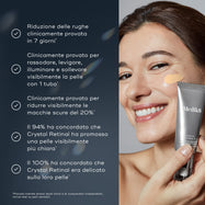 Una donna sorride mentre applica Crystal Retinal sulla guancia, accanto a un flacone argentato di Medik8 Crystal Retinal 6. Clinicamente dimostrato: riduce le rughe in 7 giorni*, rassoda, leviga, illumina e liftare visibilmente la pelle con un flacone*, riduce le macchie scure del 20%, con il 94% che nota una pelle più chiara e il 100% che conferma la delicatezza sulla pelle*.