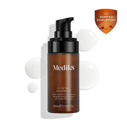 Flacone di Medik8 C-Tetra Advanced esposto su uno sfondo bianco pulito, con gocce di siero traslucide che evidenziano la texture leggera in gel-siero.