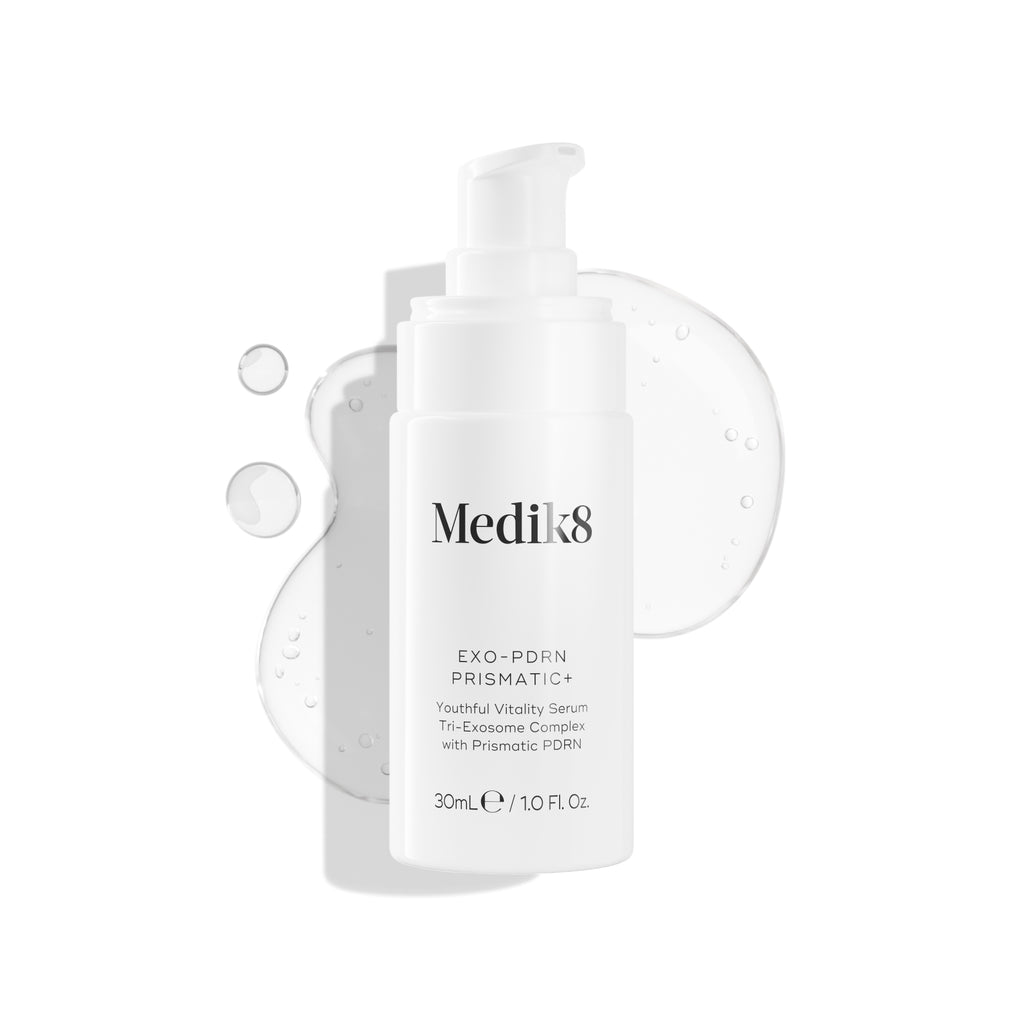 Flacone a pompa di Medik8 Exo-PDRN Prismatic+ Youthful Vitality Serum mostrato accanto a una texture di siero trasparente su uno sfondo cangiante e delicato.