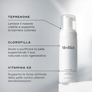 Il flacone di Medik8 Calmwise Soothing Cleanser poggia su un blocco bianco contro uno sfondo chiaro. Il testo in italiano evidenzia gli ingredienti chiave: Teprenone per lenire il rossore visibile e supportare la barriera cutanea, Clorofilla per aiutare a purificare la pelle supportando il suo naturale ciclo rigenerativo e Vitamina K2 per supportare la forza ottimale della pelle contro ulteriori sensibilizzazioni.