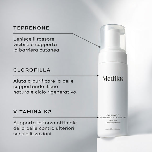 Il flacone di Medik8 Calmwise Soothing Cleanser poggia su un blocco bianco contro uno sfondo chiaro. Il testo in italiano evidenzia gli ingredienti chiave: Teprenone per lenire il rossore visibile e supportare la barriera cutanea, Clorofilla per aiutare a purificare la pelle supportando il suo naturale ciclo rigenerativo e Vitamina K2 per supportare la forza ottimale della pelle contro ulteriori sensibilizzazioni.-hover-21