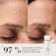 Confronto prima e dopo della fronte di una partecipante nel tempo, accanto a un tubo Medik8 Sleep Glycolic con un turbinio di crema bianca. Il testo in italiano evidenzia che il 97% ha percepito che Sleep Glycolic levigava la superficie della pelle.