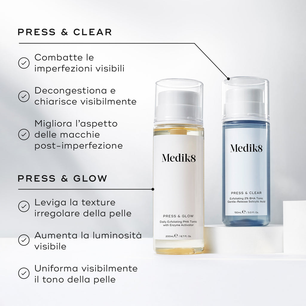 Immagine di confronto che mostra i flaconi Medik8 Press & Glow e Press & Clear affiancati su blocchi espositivi bianchi. Il testo in italiano confronta i loro benefici, notando che Press & Clear combatte le imperfezioni visibili, decongestiona e migliora l'aspetto delle macchie post-imperfezione, mentre Press & Glow leviga la texture irregolare, aumenta la luminosità e uniforma il tono della pelle.