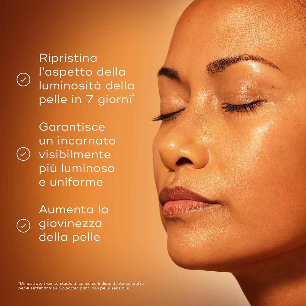 Primo piano del profilo di una modella con occhi chiusi e pelle luminosa su un caldo sfondo sfumato. Il testo in italiano evidenzia i vantaggi, affermando che ripristina l'aspetto della luminosità della pelle in 7 giorni, garantisce un incarnato visibilmente più luminoso e uniforme e aumenta la giovinezza della pelle.