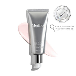 Eine Tube des Medik8 Crystal Retinal Serums mit einem rosa Cremeband, hervorgehoben als von Dermatologen empfohlenes Produkt.