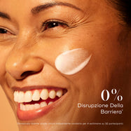 Primo piano di una modella sorridente con una striscia di prodotto applicata sulla guancia. Il testo mostra in grande "0% Disrupzione Della Barriera", con una nota che indica che è stato dimostrato tramite uno studio clinico indipendente.