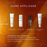 Lo schema guida mostra una routine di cura della pelle mattutina su uno sfondo arancione. Il flacone di siero Medik8 C-Tetra Advanced è evidenziato come fase della vitamina C, dopo la detersione e la tonificazione, e prima dell'idratante con SPF. Il testo include un consiglio dell'esperto per proseguire con la vitamina A la sera.
