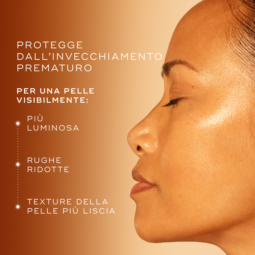Primo piano del profilo di una modella con pelle luminosa su un caldo sfondo sfumato. Il testo afferma che protegge dall'invecchiamento prematuro per una pelle visibilmente più luminosa, con rughe ridotte e una texture più liscia.